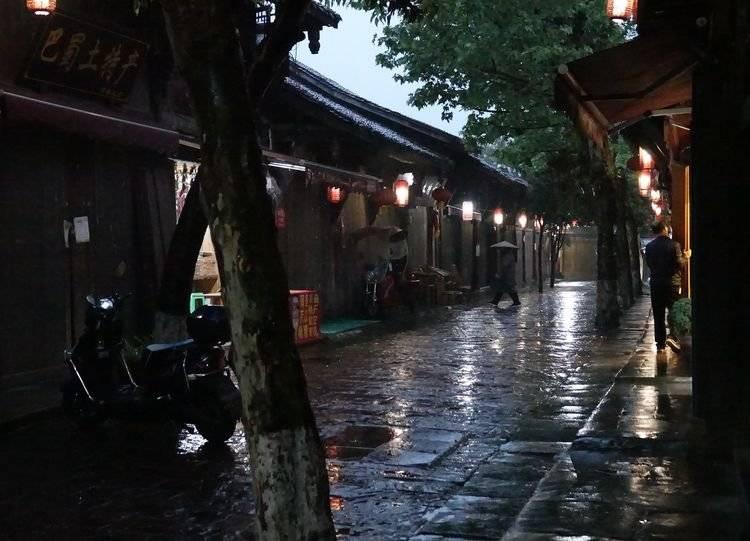 曝光台|6车道变2车道!金马路上乱停车现象严重